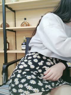 丧尸的屁股回归经典，纯天然巨乳美女被炮友操到求饶哭泣后入女上（完整82部看简芥